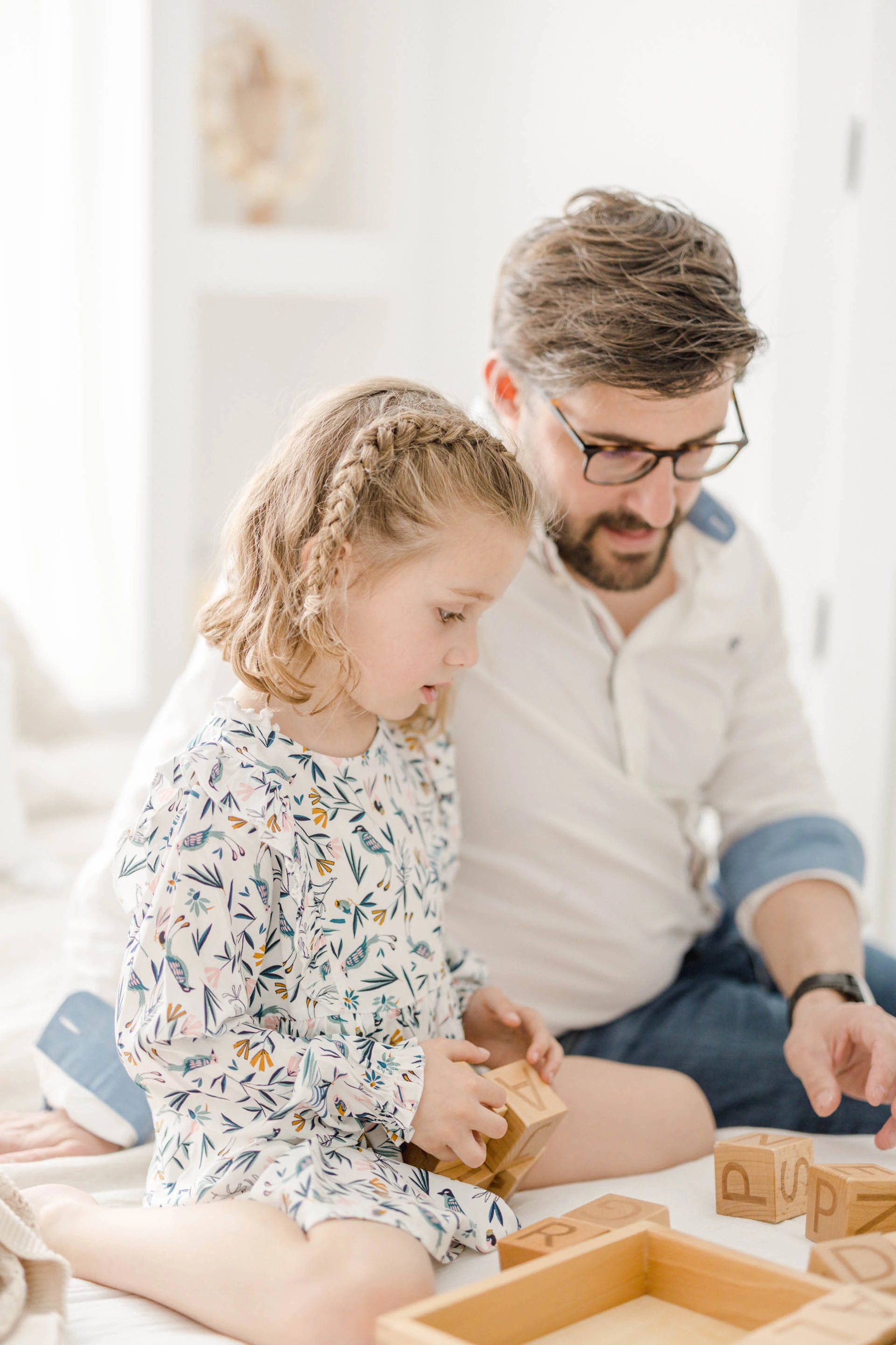 enfant bonheur jouer avec les enfants famille jouer